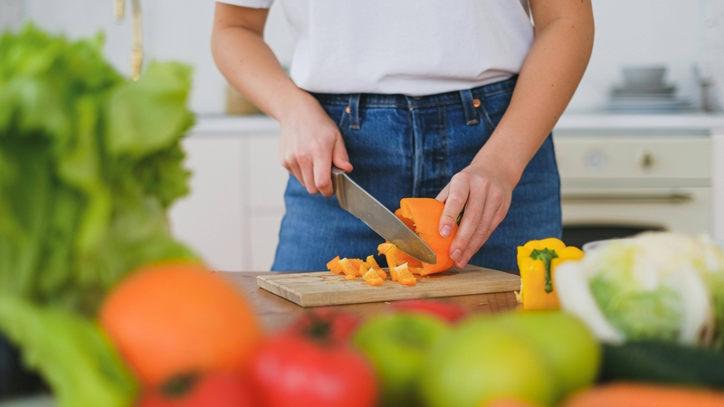 Rau củ nên được cắt nhỏ, ngâm nước và luộc sơ rồi bỏ nước đầu để giảm kali