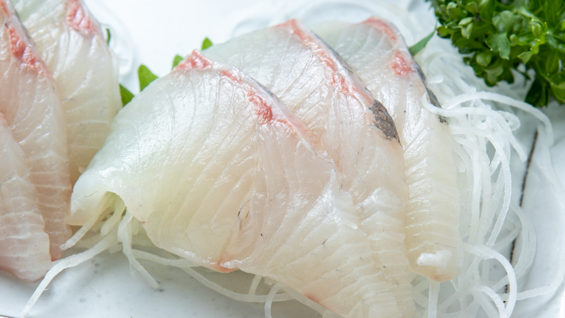 Các loại hải sản tươi sống hoặc nấu chưa chín kỹ không nên ăn