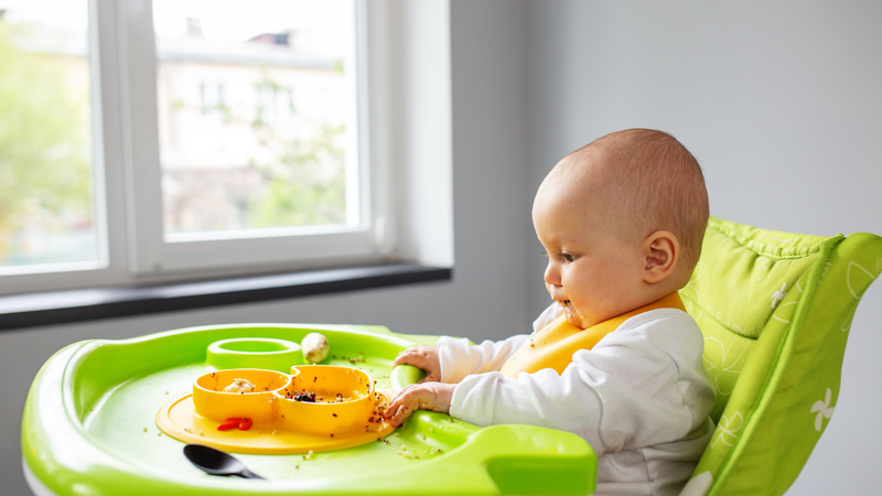Đối với trẻ bị táo bón, bữa phụ cần tăng cường chất xơ và lợi khuẩn