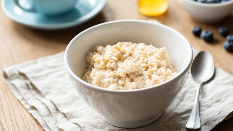 Mẹ có thể chuẩn bị cháo yến mạch nấu cùng sữa dừa