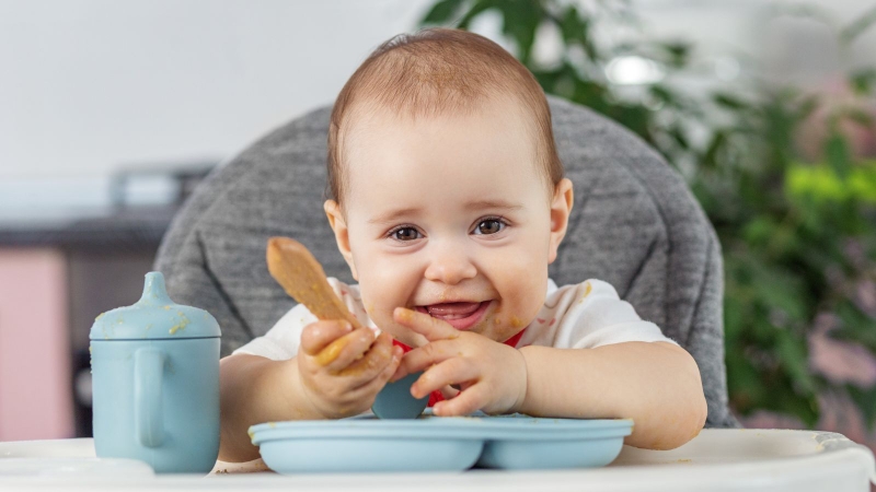 Cho bé làm quen với từng loại thức ăn mới một cách độc lập và quan sát phản ứng của bé