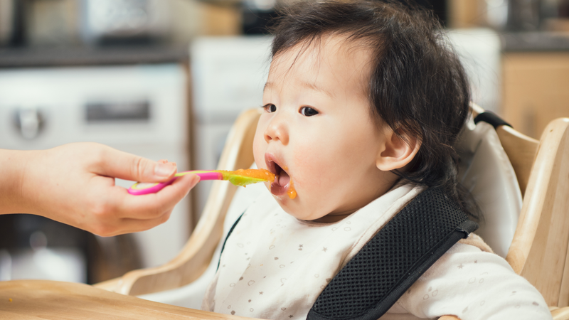 Thực đơn bữa phụ cho bé 8 tháng tuổi - Khi nào nên cho bé ăn bữa phụ? 1