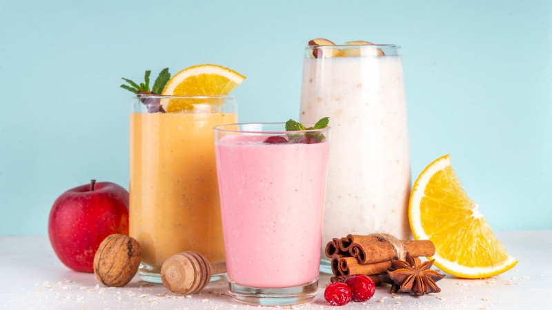 Mẹ có thể thưởng thức một ly sinh tố trái cây mát lạnh kèm với hạt chia