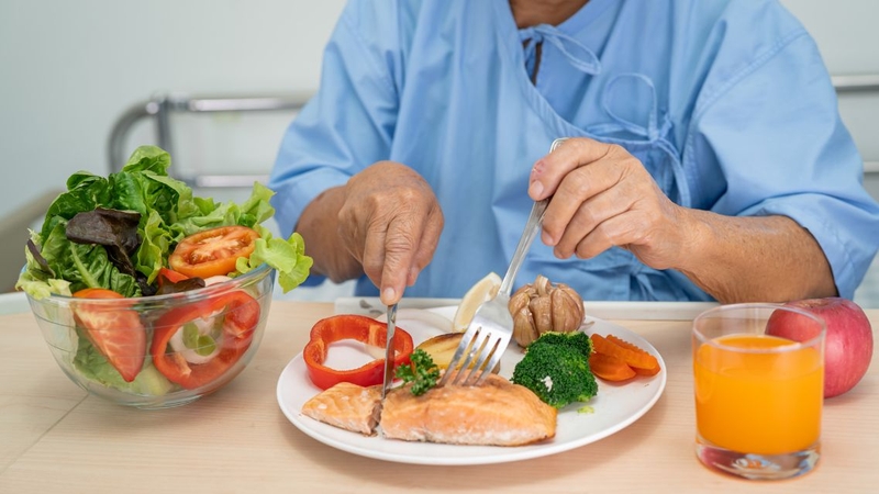 Người bệnh ung thư phổi nên duy trì chế độ ăn đa dạng, cân đối