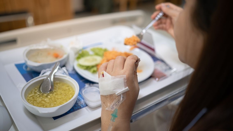 Chia nhỏ các bữa ăn có thể phù hợp với người bệnh chán ăn, nhanh no
