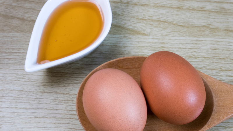 Mật ong và trứng gà là bài thuốc dân gian được nhiều người áp dụng