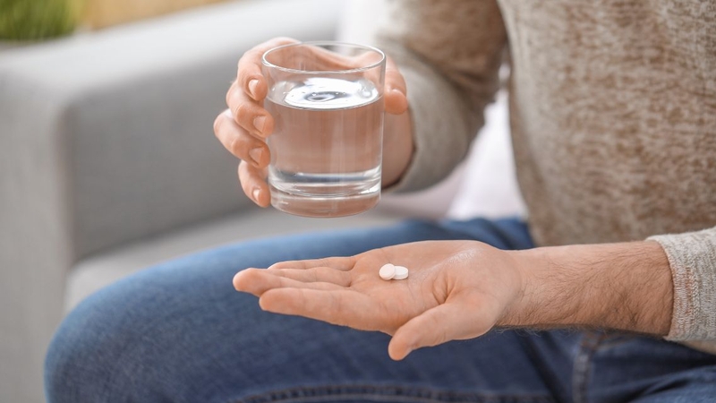Nước lọc thường là lựa chọn phù hợp để uống thuốc