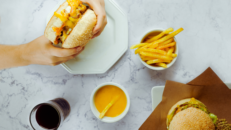 Thực phẩm nên tránh khi trời mưa để giữ cân nặng lý tưởng 2