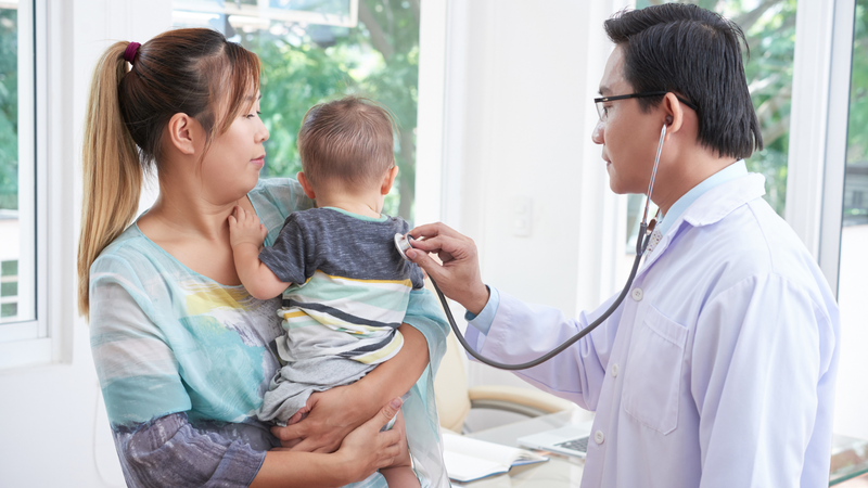 Trẻ nhỏ có dấu hiệu nghi ngờ ngộ độc thực phẩm cần được thăm khám sớm