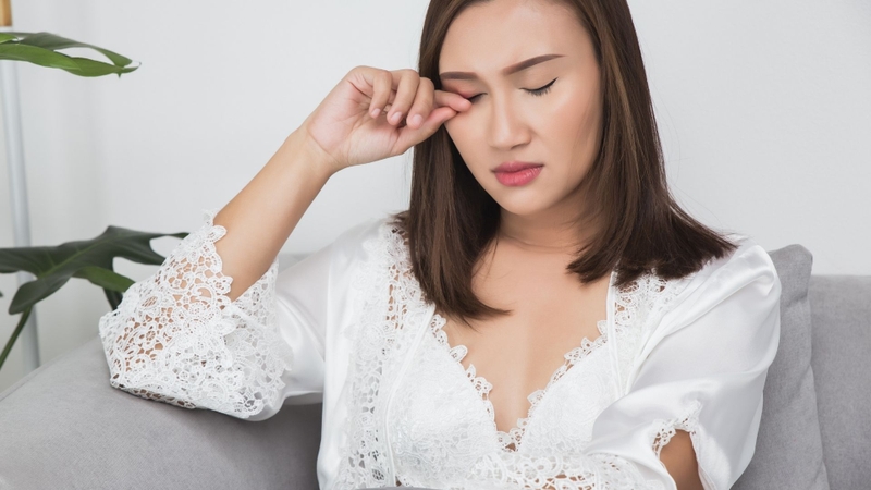 Nên hạn chế trang điểm mắt khi viêm bờ mi chưa được kiểm soát