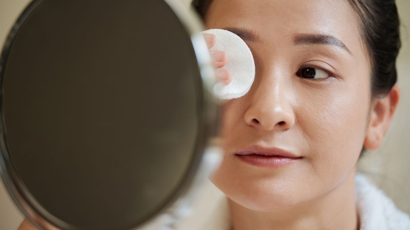 Vệ sinh bờ mi là bước quan trọng trong quá trình điều trị