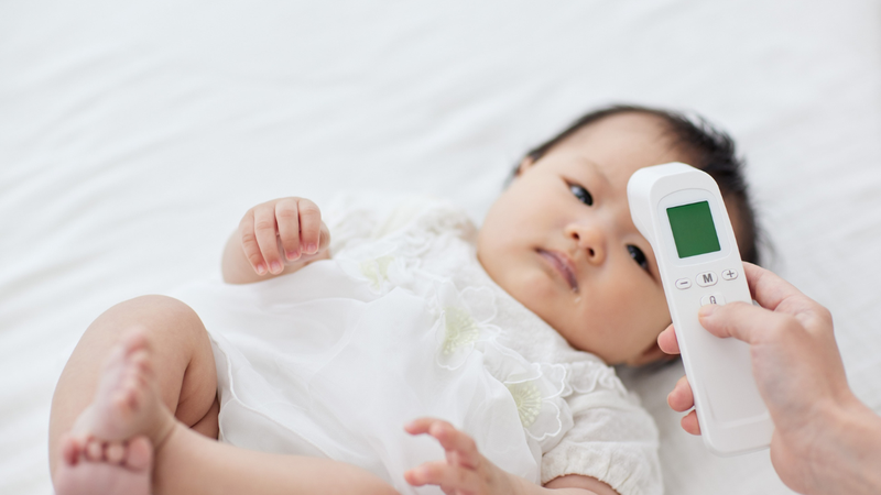 Trẻ sơ sinh sốt từ 38°C trở lên cần đi khám ngay