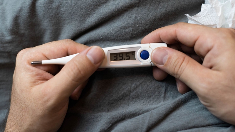 Khi sốt trên 38°C, bạn có thể bắt đầu dùng thuốc hạ sốt để giảm cơn sốt