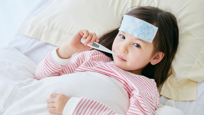 Nếu trẻ sốt cao trên 39,5°C kéo dài hơn 3 ngày, sốt tái phát hoặc xuất hiện triệu chứng mới, cần đưa trẻ đi khám