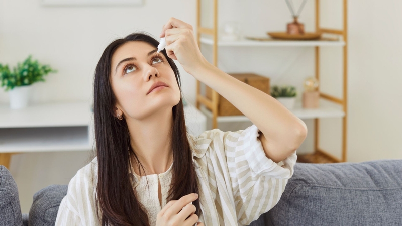 Thuốc nhỏ mắt kháng viêm gồm nhiều nhóm với cơ chế tác dụng khác nhau