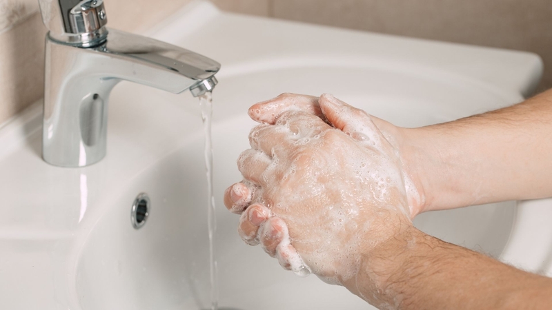 Thực hiện đúng thao tác nhỏ mắt để đảm bảo hiệu quả và an toàn