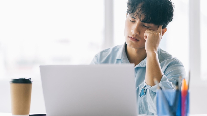 Làm việc với màn hình trong thời gian dài là nguyên nhân phổ biến gây khô mắt