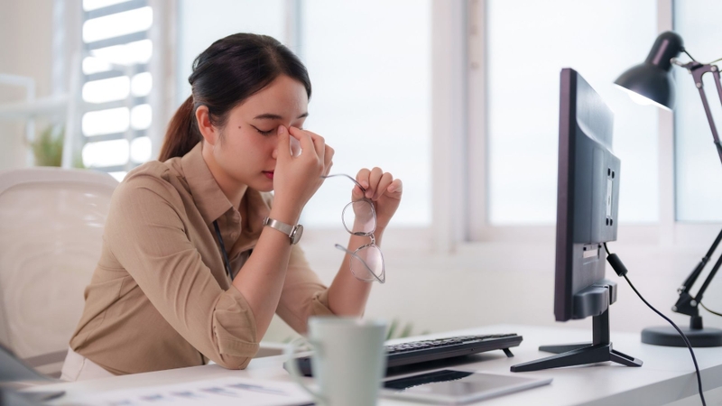 Khô mắt kéo dài, đau mắt hoặc giảm thị lực là dấu hiệu cần đi khám