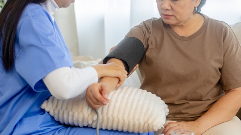 Nhân viên y tế sẽ kiểm tra các chỉ số sinh tồn thường xuyên nhằm phát hiện những thay đổi bất thường