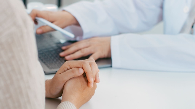 Phụ nữ đang sử dụng thuốc điều trị bệnh lý mạn tính hoặc có tiền sử các bệnh nên trao đổi với bác sĩ trước khi dùng sản phẩm