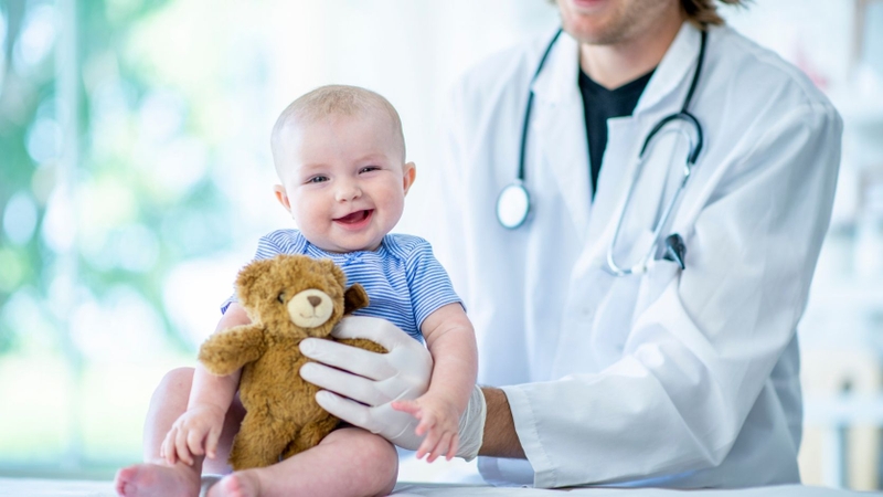 Cha mẹ nên đưa trẻ đi khám khi trào ngược đi kèm những biểu hiện đáng chú ý