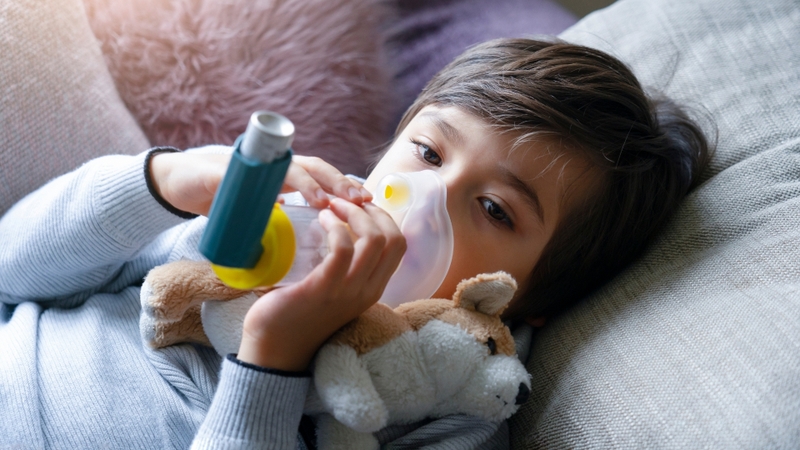 Corticosteroid dạng hít giúp giảm viêm đường thở, hạn chế phản ứng dị ứng và ngăn ngừa các đợt kịch phát