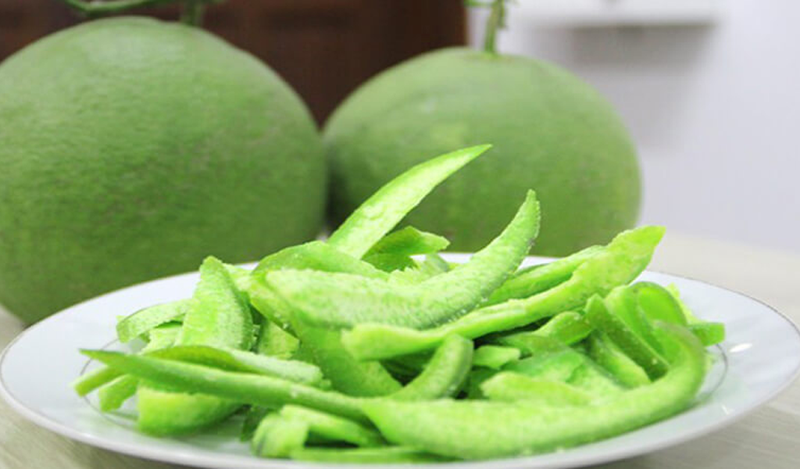 Thái nhỏ vỏ bưởi thành từng mảnh nhỏ