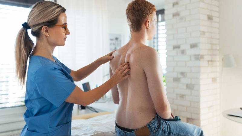 Trước khi thực hiện thủy châm vitamin B12, bác sĩ thăm khám và xây dựng phác đồ phù hợp