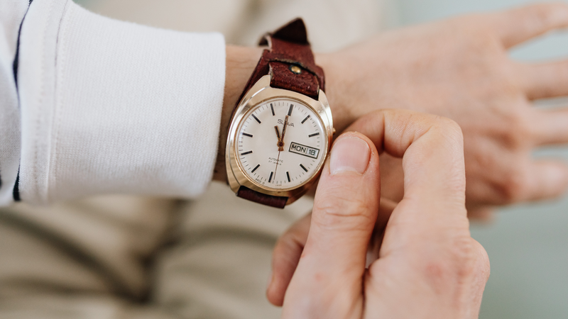 Ưu tiên sử dụng khăn mềm cùng dung dịch làm sạch nhẹ để hạn chế trầy xước bề mặt