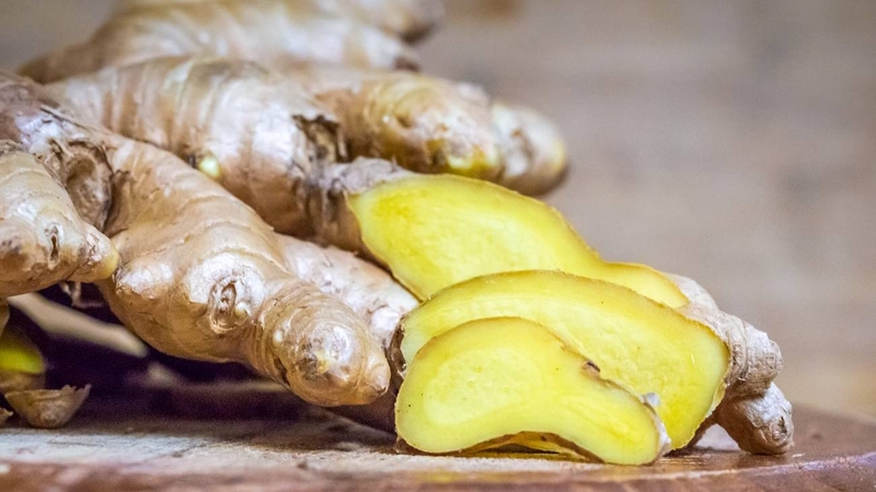 Kết hợp tía tô với vài lát gừng giúp làm ấm cơ thể, giảm cảm giác đầy hơi và khó tiêu