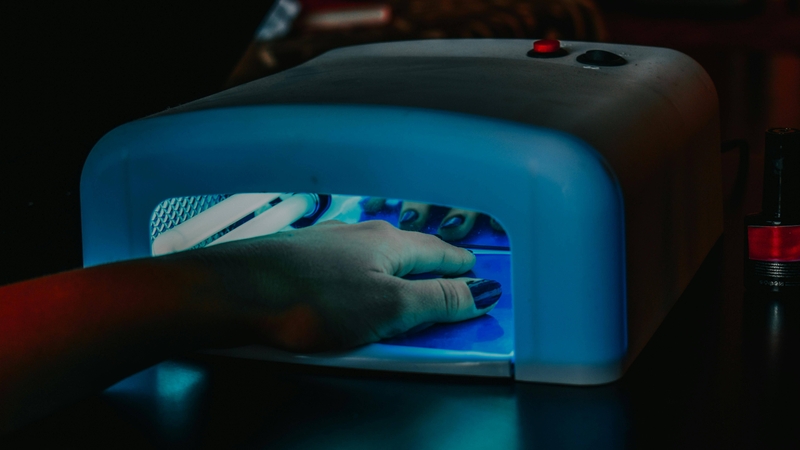 Một ứng dụng của UV là đèn UV sử dụng năng lượng UV để tiêu diệt mầm bệnh