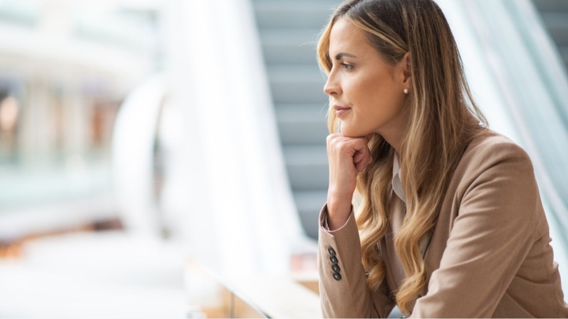 Sau khi tiêm botox gọn hàm, không nên chống tay vào cằm