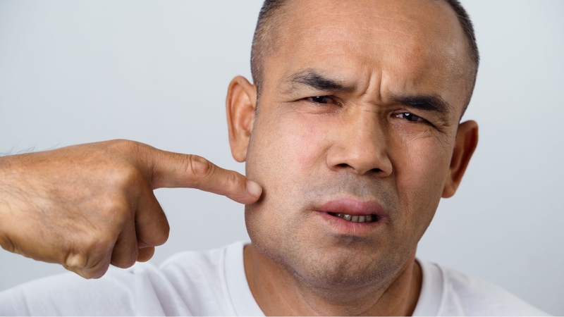 Ngủ nghiêng có thể làm tăng tình trạng tích tụ dịch và sưng phù ở vùng tiêm