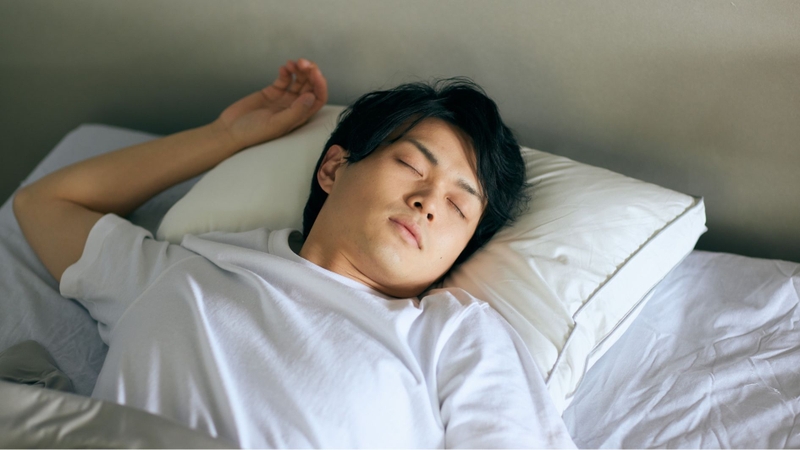 Nên nằm ngửa và kê cao đầu để giảm áp lực lên vùng tiêm botox gọn hàm