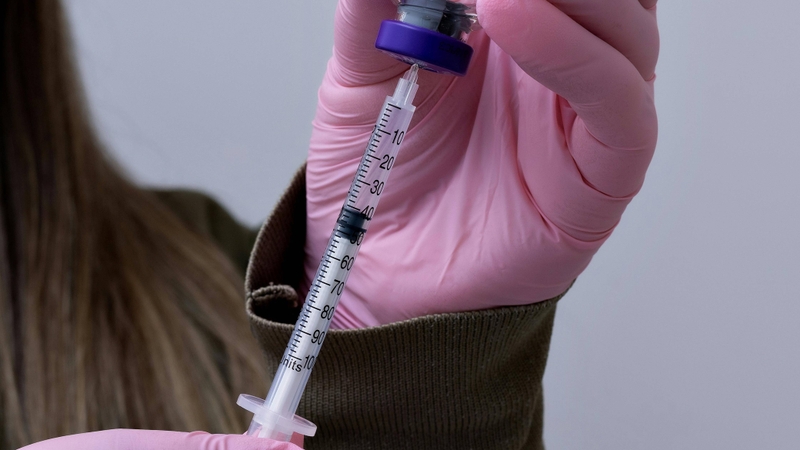 Tiêm filler cằm là dùng chất làm đầy để điều chỉnh hình dáng cằm mà không cần phẫu thuật