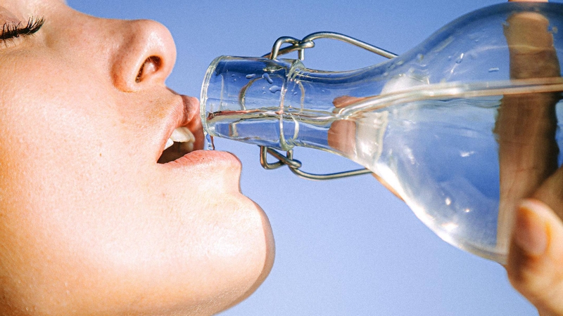 Uống đủ nước cũng góp phần giúp quá trình hồi phục diễn ra thuận lợi hơn