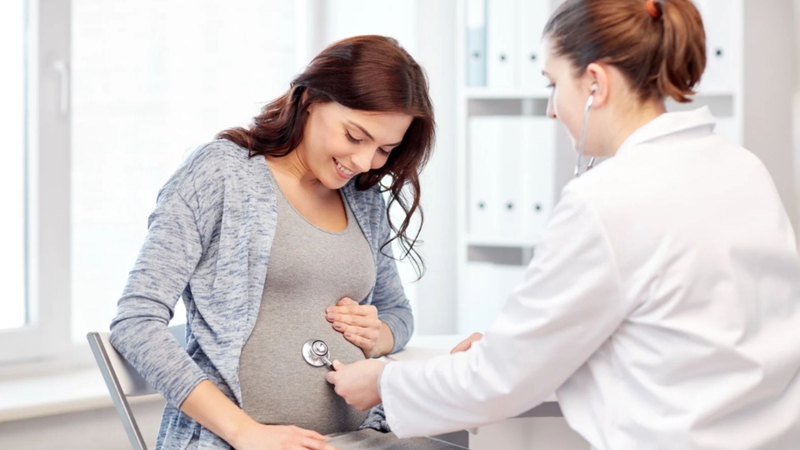 Mẹ bầu cần đến gặp bác sĩ để được tư vấn nếu vô tình tiếp xúc với nguồn bệnh