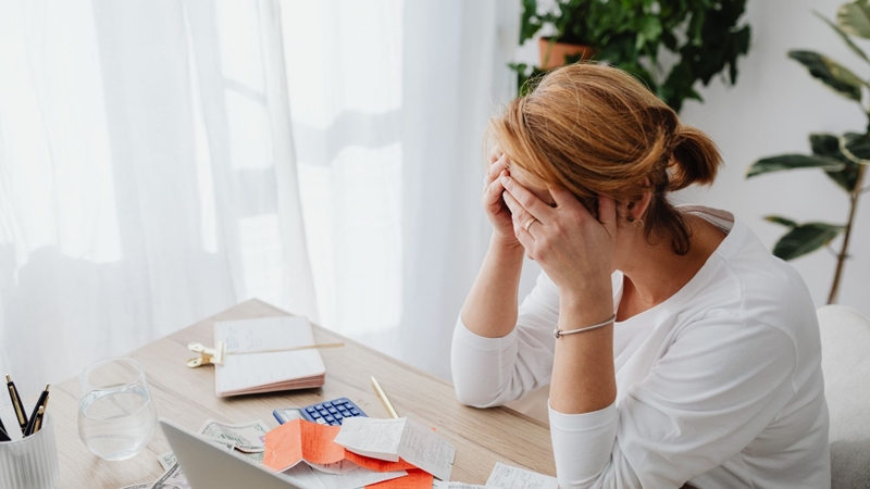 Đau đầu nhẹ là một trong các tác dụng phụ thường gặp sau tiêm thuốc cản quang