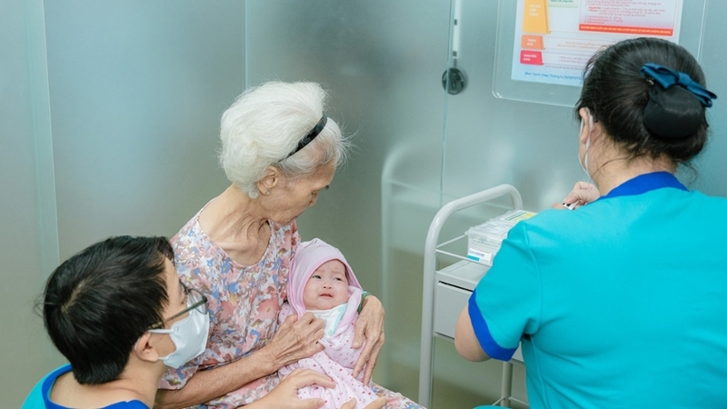 Trẻ sinh non cần đủ cân nặng, sức khỏe ổn định và được khám sàng lọc trước tiêm 6 trong 1