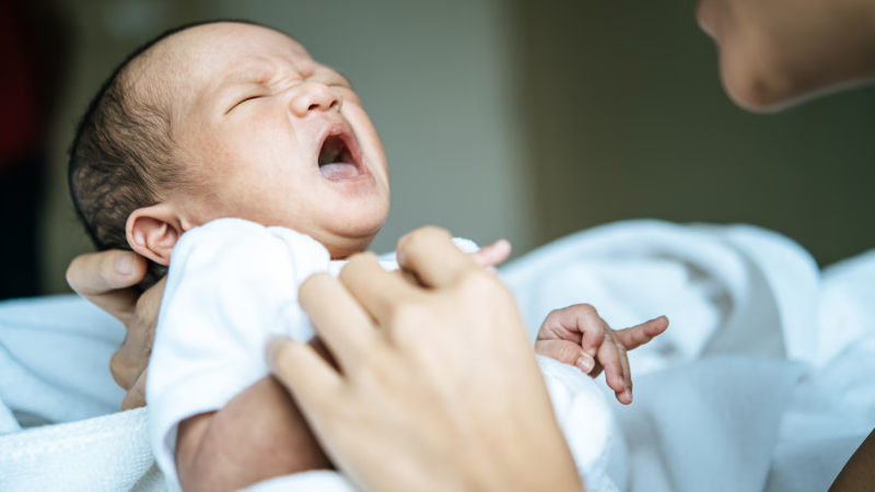 Trẻ quấy khóc sau tiêm vắc xin là phản ứng thường gặp và thường nhanh chóng ổn định