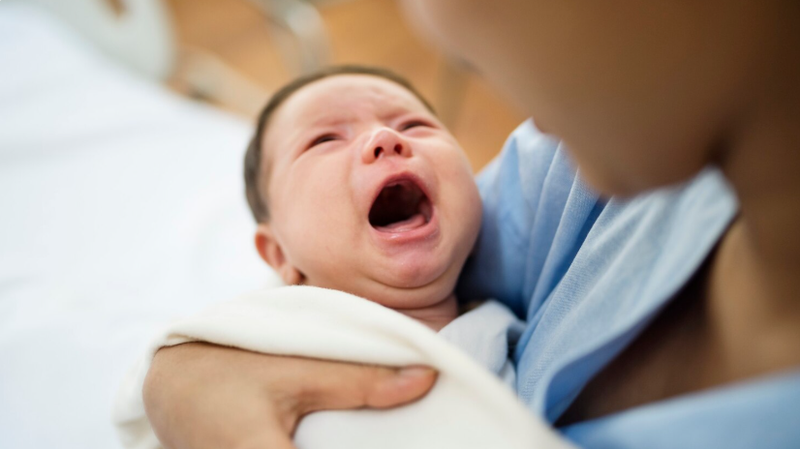 Sau khi tiêm vắc xin, một số bé có thể quấy khóc nhẹ do cảm giác đau tại chỗ tiêm và sẽ sớm ổn định sau đó