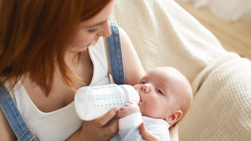 Hãy cho trẻ uống sữa đầy đủ trước khi tiêm để giúp trẻ thoải mái và hạn chế mệt mỏi sau tiêm