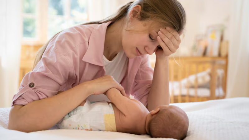 Trẻ sau tiêm có thể dễ bị sốt, vì vậy phụ huynh cần theo dõi sát để kịp thời xử trí nếu có bất thường