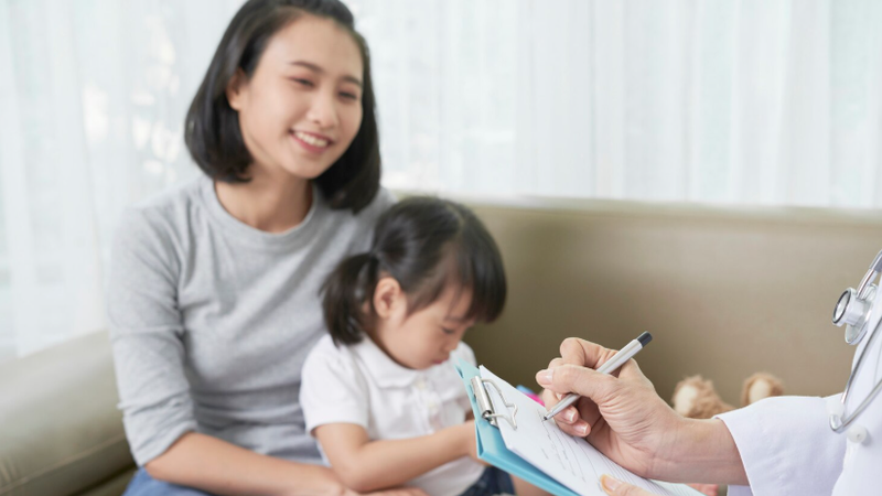 Bác sĩ sẽ trao đổi và tư vấn kỹ với ba mẹ trước khi tiến hành tiêm cho trẻ