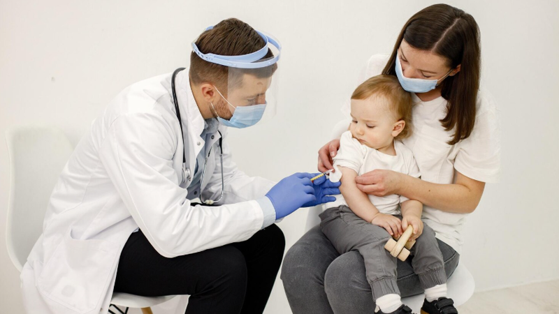 Ba mẹ cần chuẩn bị kỹ trước khi đưa con đi tiêm để đảm bảo an toàn cho trẻ