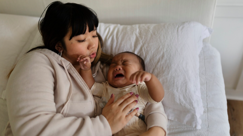 Nếu trẻ quấy khóc nhiều, khóc không nín sau tiêm, ba mẹ cần sớm đưa con đến bác sĩ để được kiểm tra kịp thời