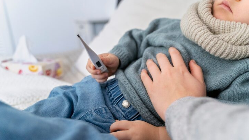 Sau khi tiêm vắc xin, trẻ có thể bị sốt nhẹ do cơ thể đang tạo miễn dịch