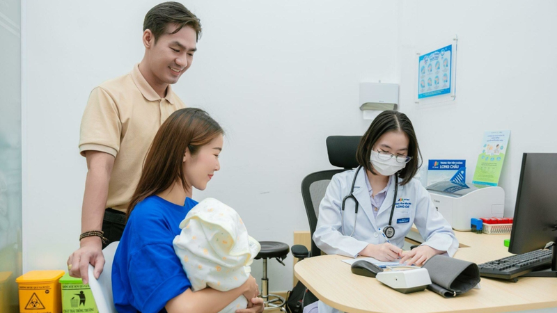 Người tiêm sẽ được bác sĩ khám sàng lọc kỹ lưỡng trước khi tiêm