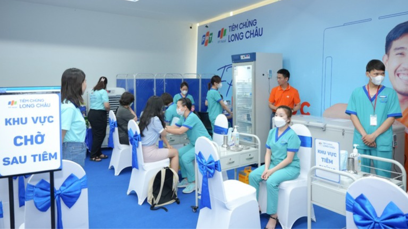 Theo dõi sau khi tiêm tại trung tâm ít nhất 30 phút