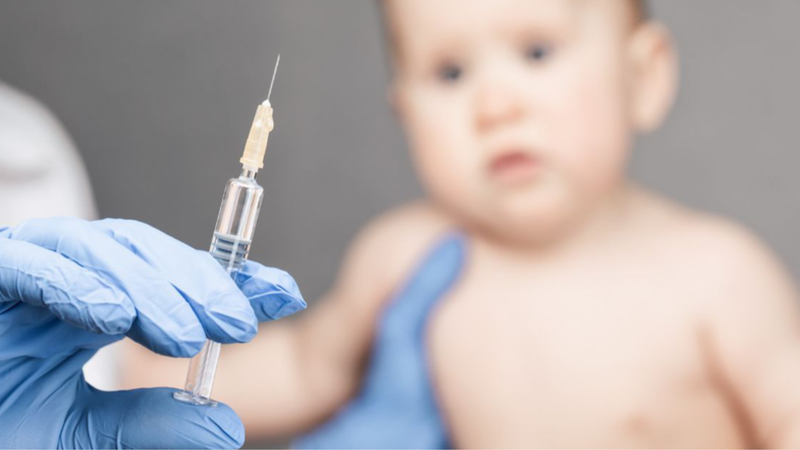 Theo dõi những phản ứng sau tiêm ở trẻ